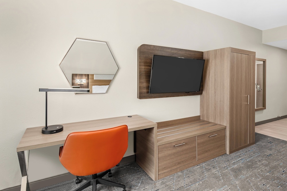 Standard Room, 1 King Bed (Communications, Mobility) - Photo 7