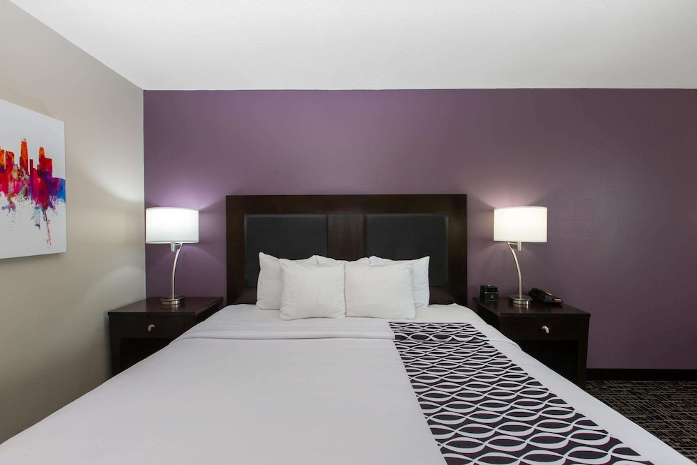 Deluxe Room, 1 King Bed, Non Smoking (Deluxe Executive Room) - Photo 2