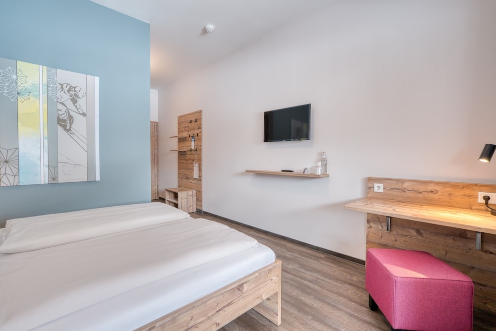 Standard Double or Twin Room, Balcony, Mountainside photo 2