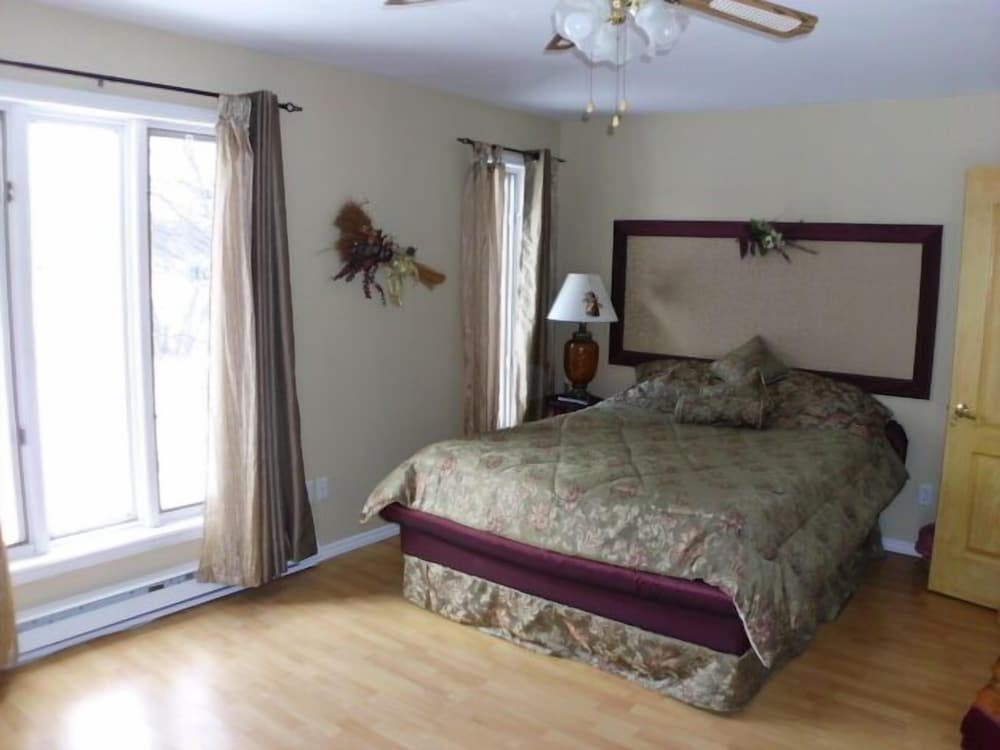 Deluxe Suite, 1 Queen Bed, Balcony, River View photo 1