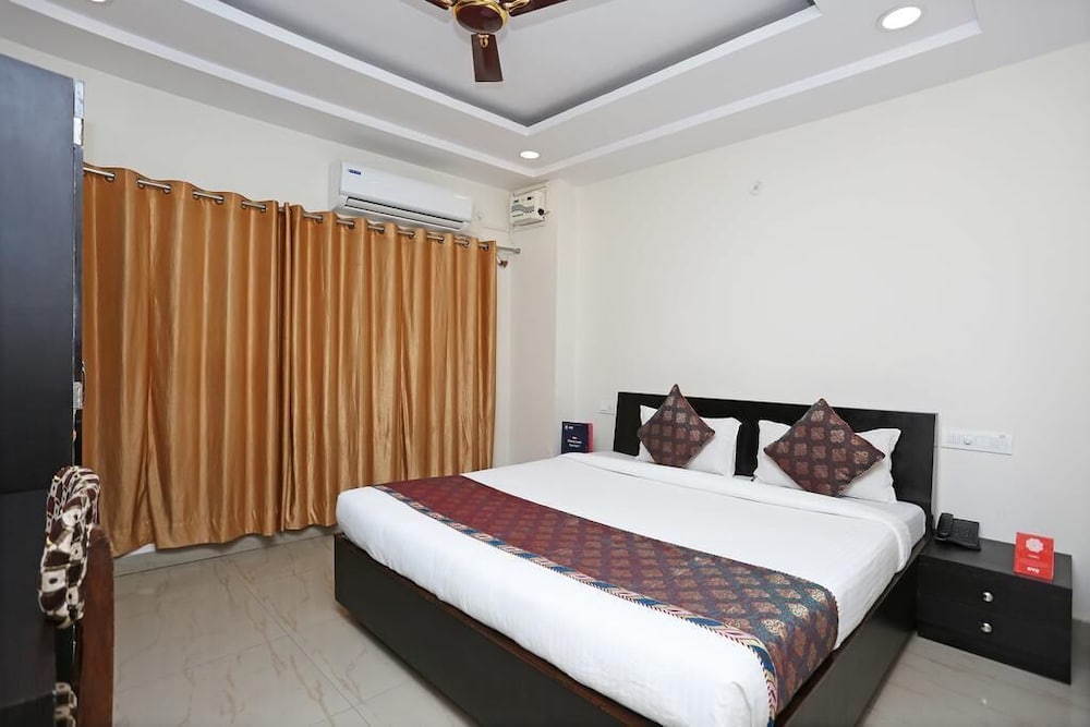 Deluxe Room, 1 King Bed, Accessible photo 3