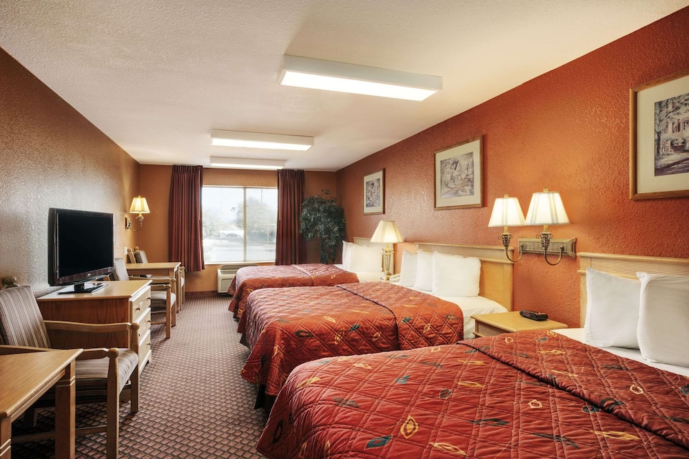 Room, Multiple Beds, Non Smoking photo 1