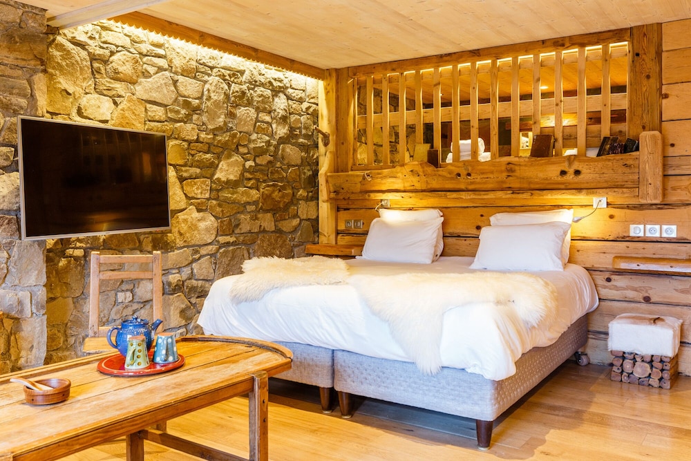 Family Room, 1 King Bed with Sofa bed, Jetted Tub photo 1