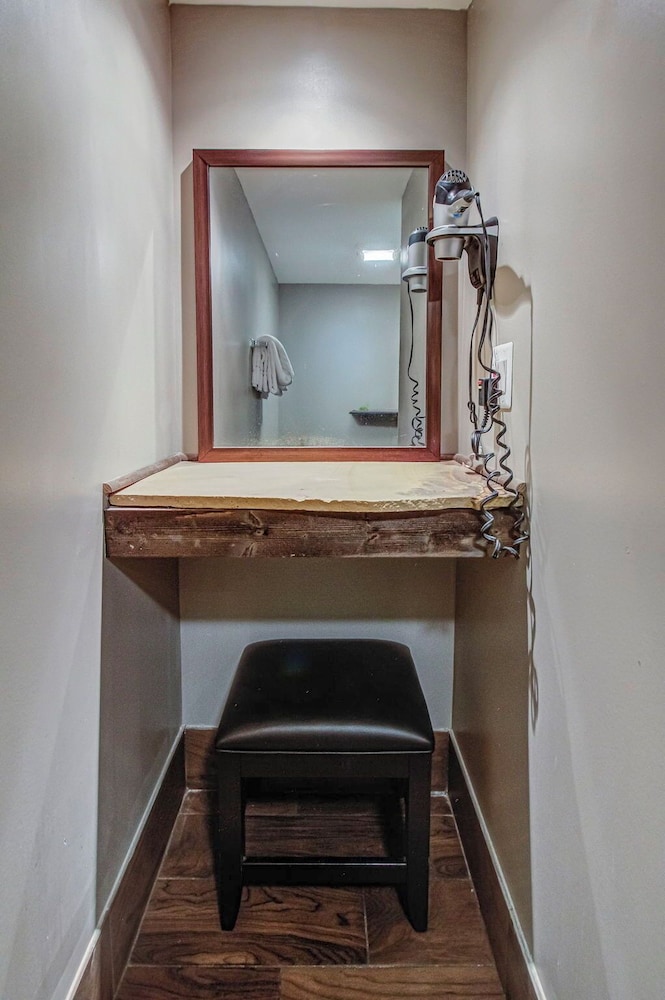 Honeymoon Suite - Photo 12