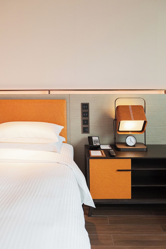 Club Room, 1 King Bed, Lake View photo 3