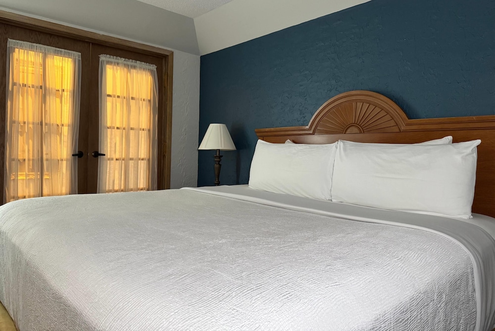 Executive Suite, 1 King Bed, Non Smoking - Photo 1