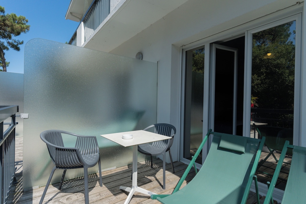 Comfort Room, 1 Queen Bed, Terrace, Garden View photo 2