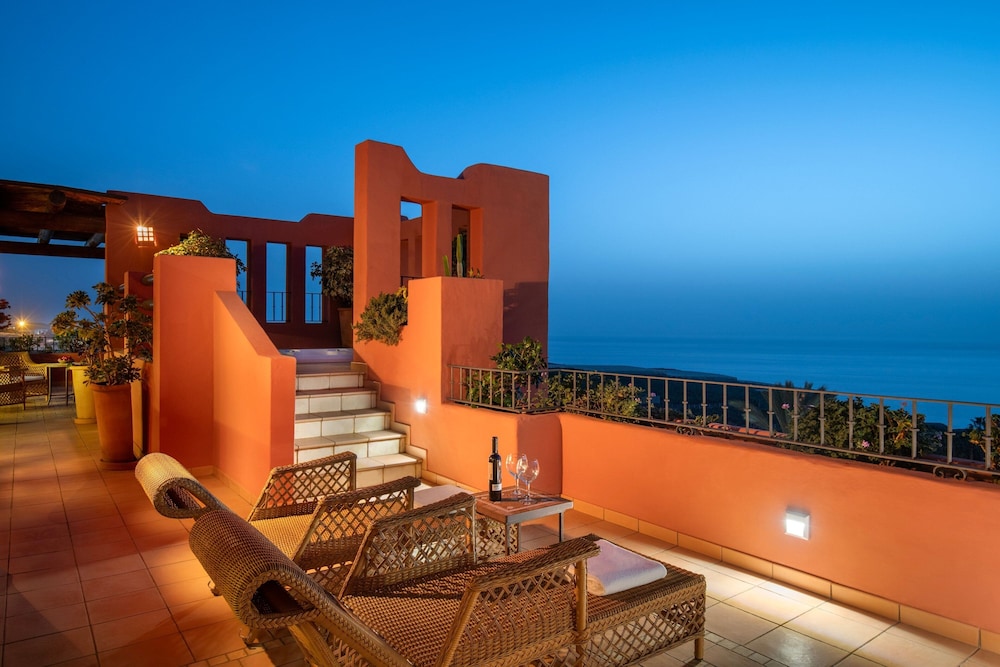 Suite, 2 Bedrooms, Balcony (Ritz Carlton Suite) thumbnail 5