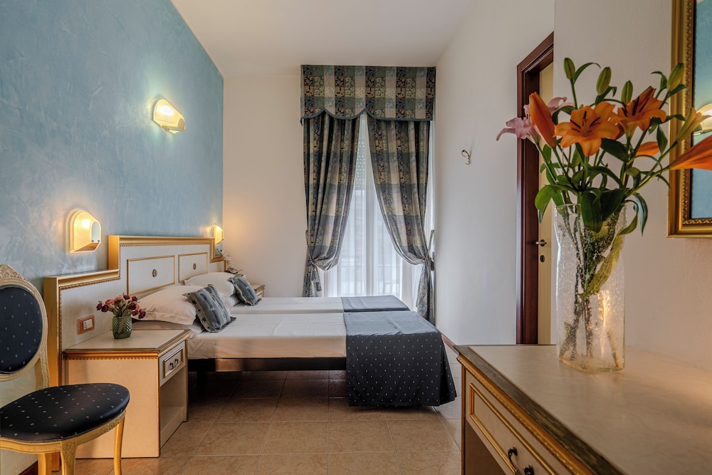 Standard Double or Twin Room - Photo 2