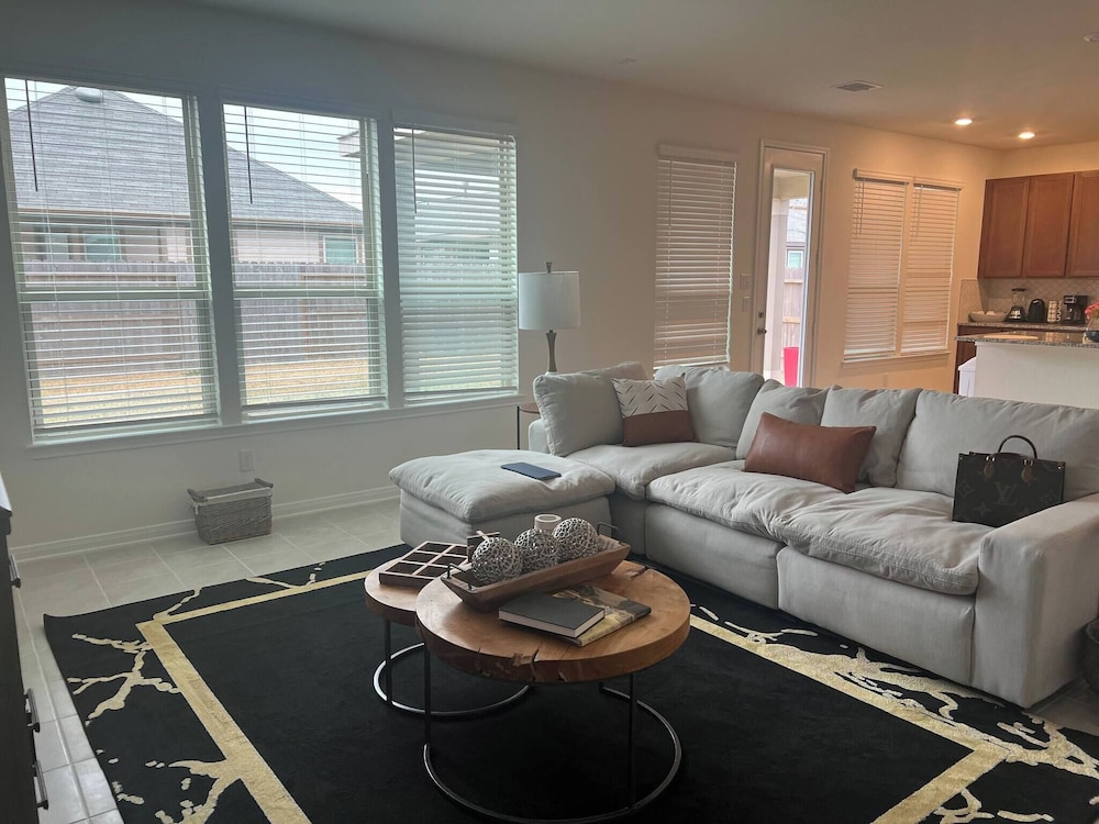 Summerhouse Villa 4br 2 and Half ba Home
