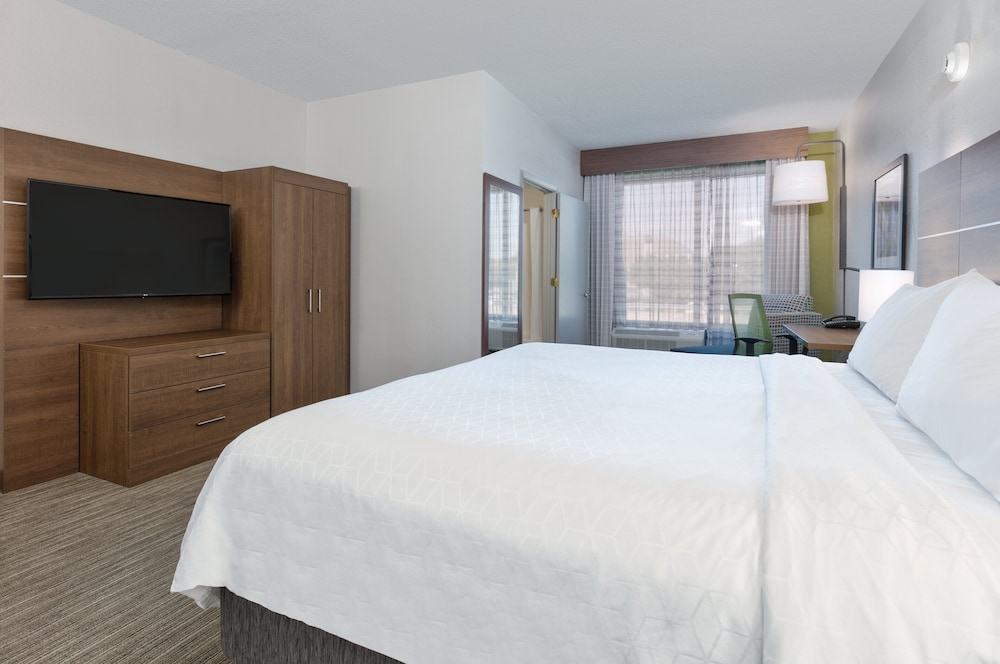Suite, 1 King Bed, Accessible Bathtub - Photo 1