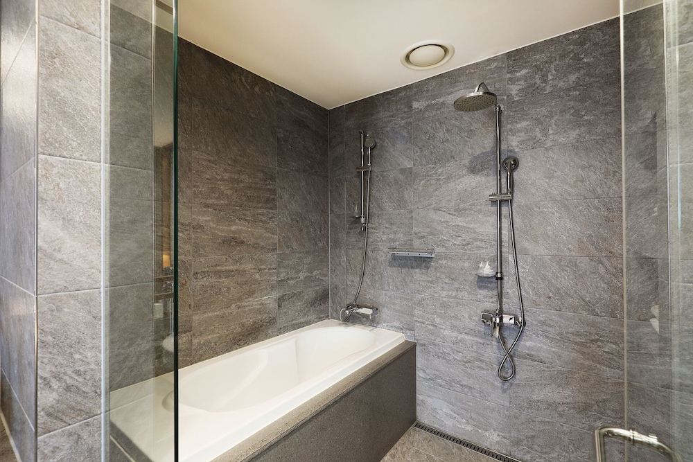 Queen Suite (Complimentary Pool Access for 4) - Photo 11