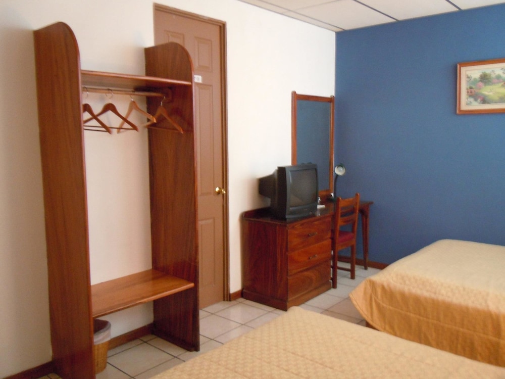 Classic Quadruple Room, 2 Queen Beds, Non Smoking photo 2