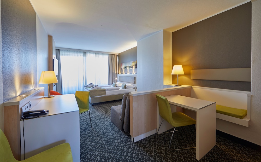 Privilege, Room, 1 King Bed, Balcony - Photo 3