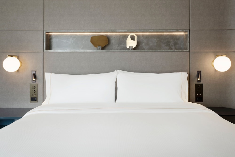 Luxury Room, 1 King Bed thumbnail 6