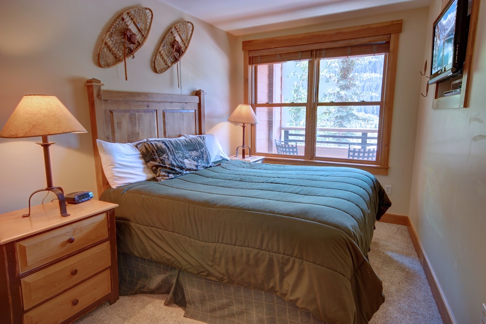 Comfort Condo, 1 Bedroom, Hot Tub, Mountainside