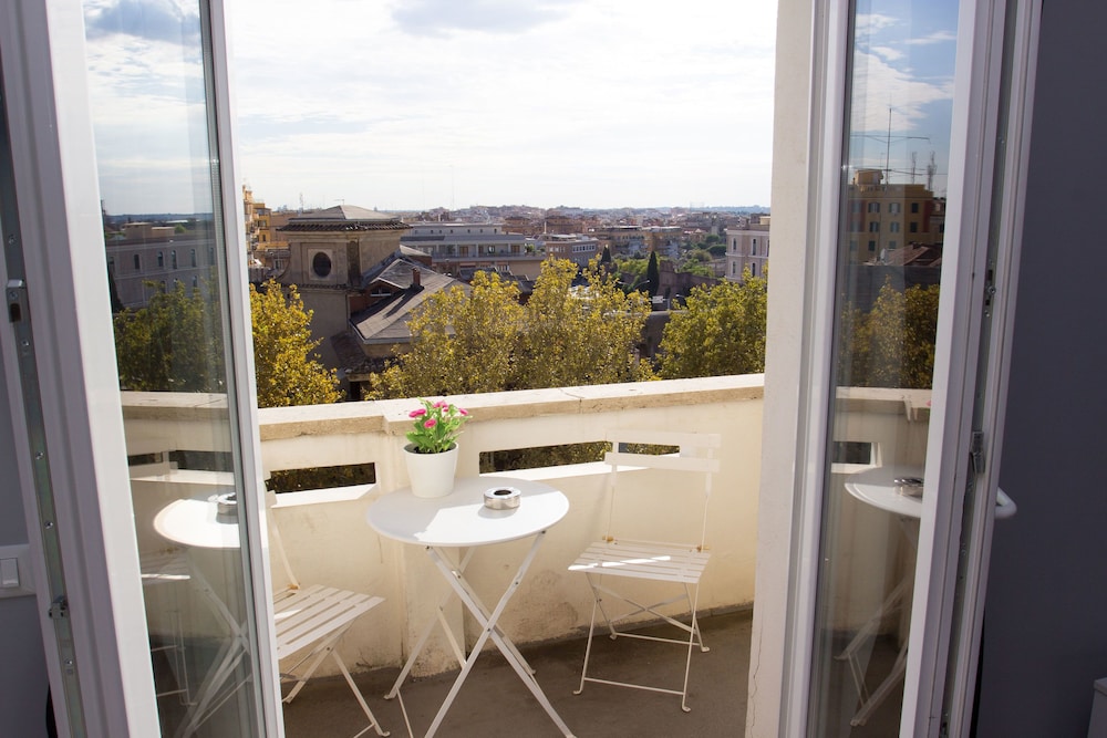 Panoramic Triple Room, City View
