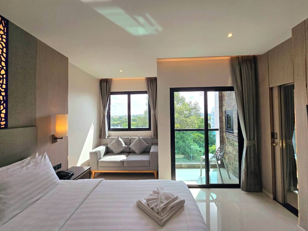 Family Suite with Balcony - Photo 9
