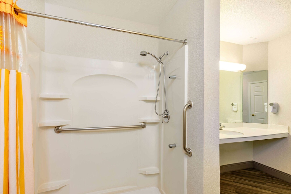 Room, 1 King Bed, Accessible, Non Smoking (Mobility/Hearing, Bathtub W/Grab Bars) photo 2