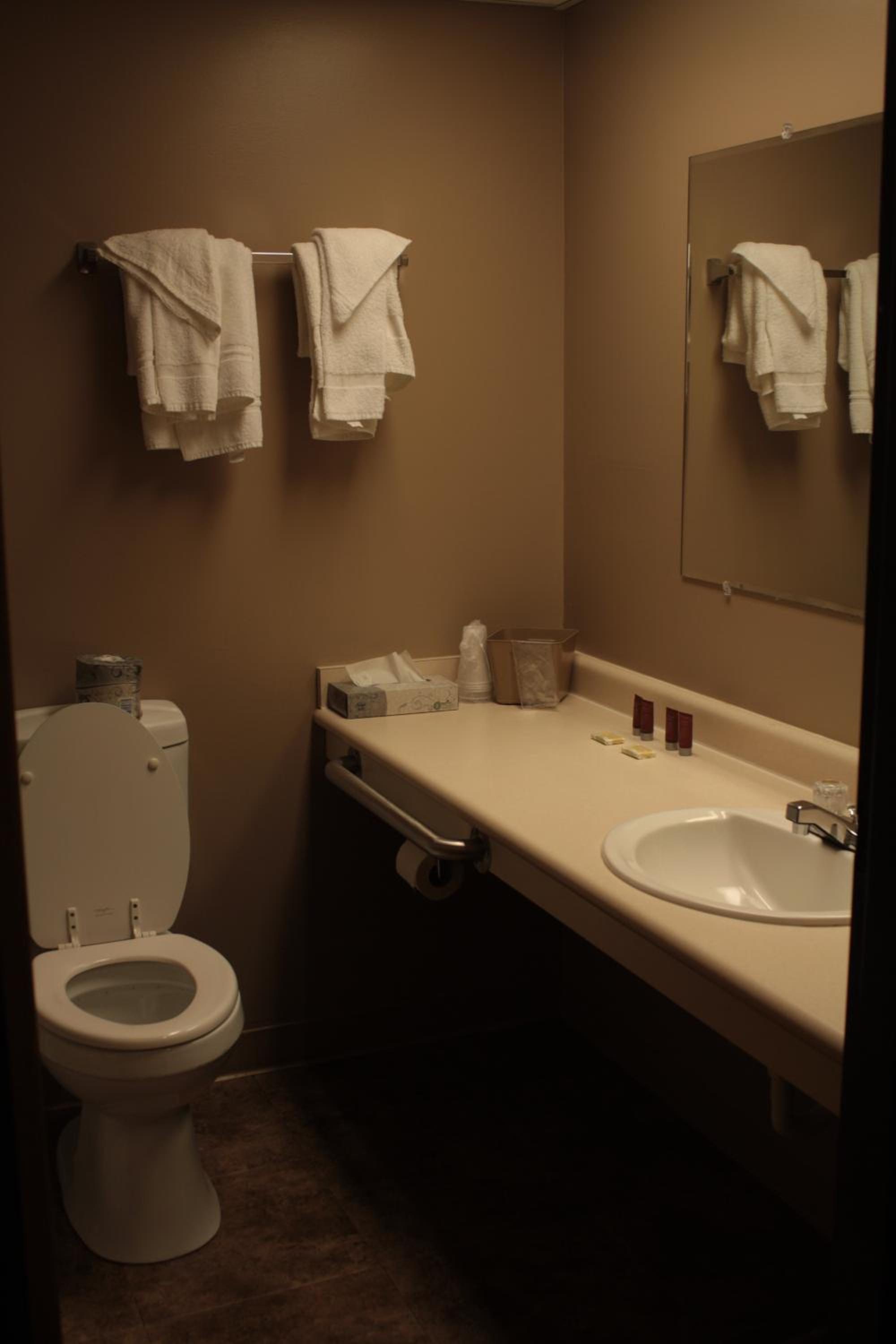 Queen Room with Two Queen Beds - Non-Smoking - Photo 7