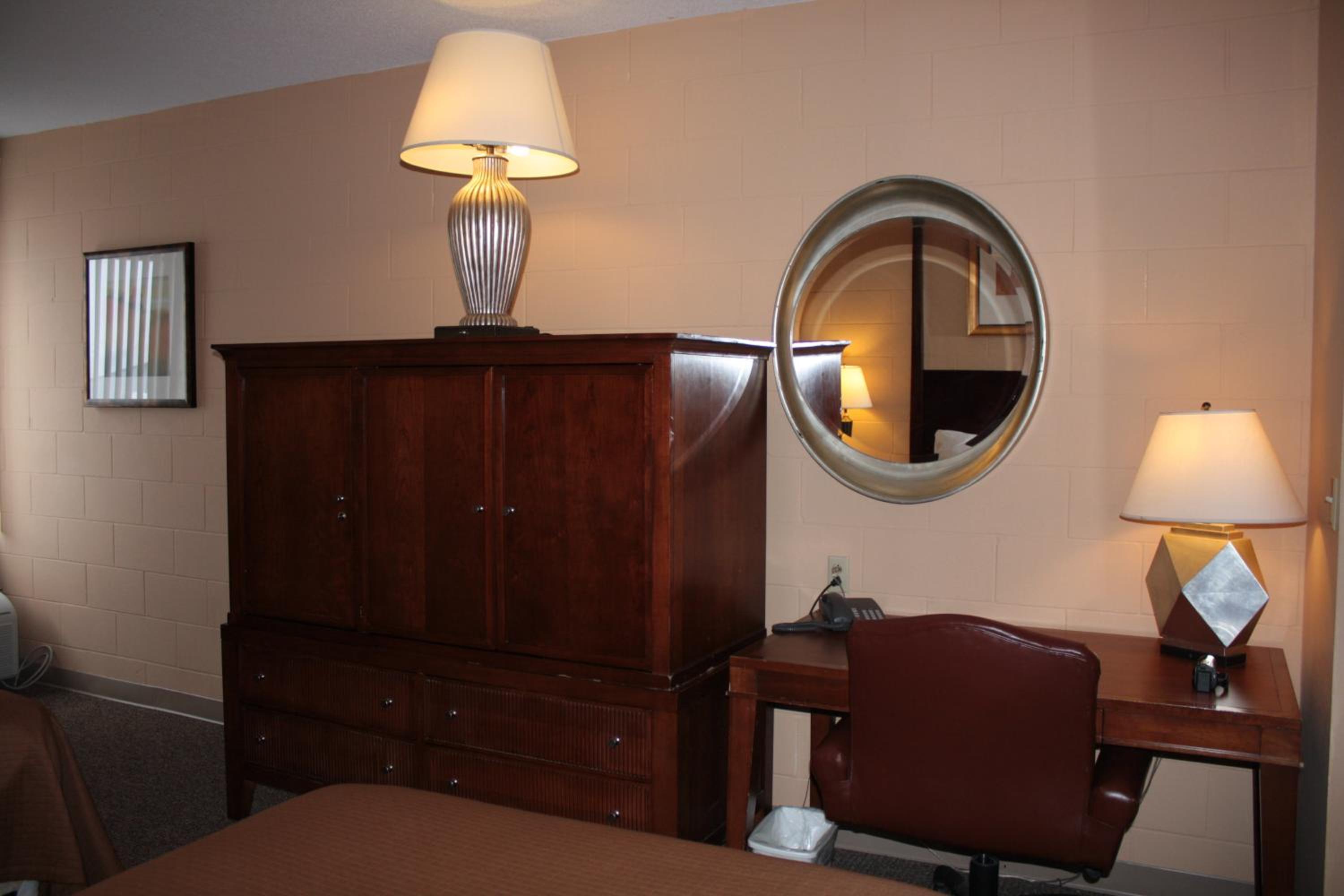 Queen Room with Two Queen Beds - Non-Smoking - Photo 6