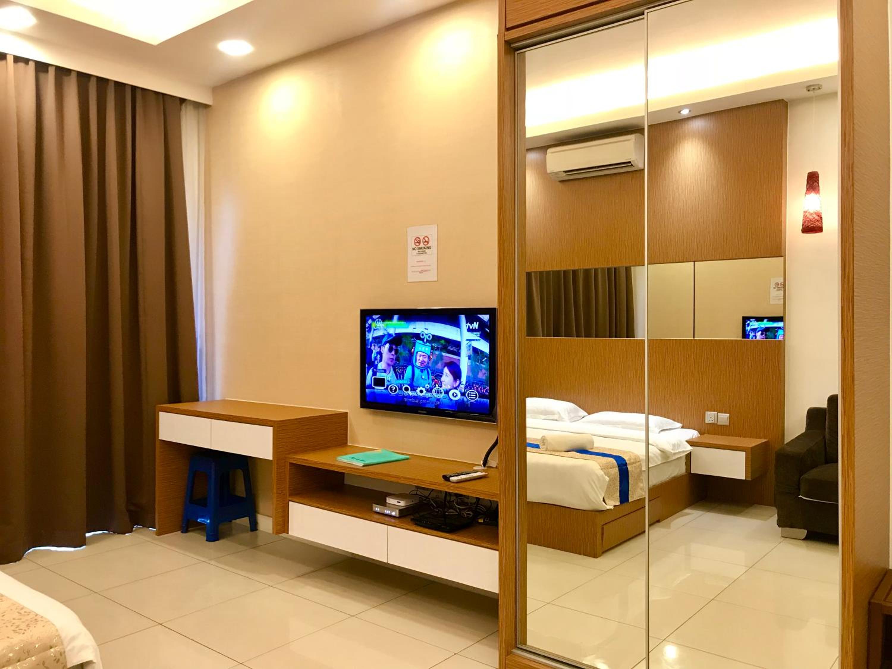 Deluxe One-Bedroom Apartment with Garden View photo 2