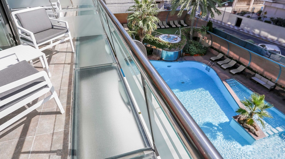 Triple Room URBAN, Pool View - Photo 8