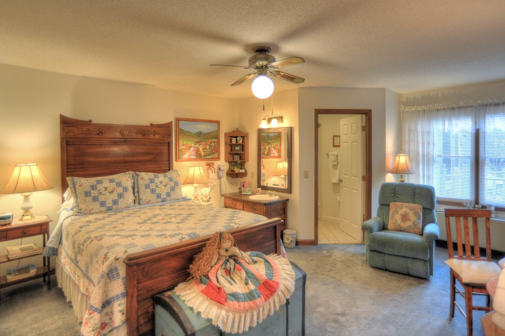 Standard Room, 1 Queen Bed, Ground Floor