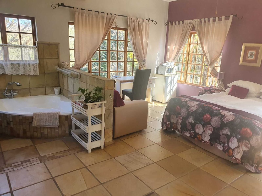 Basic Room, 1 Double Bed, Non Smoking, Bathtub photo 2