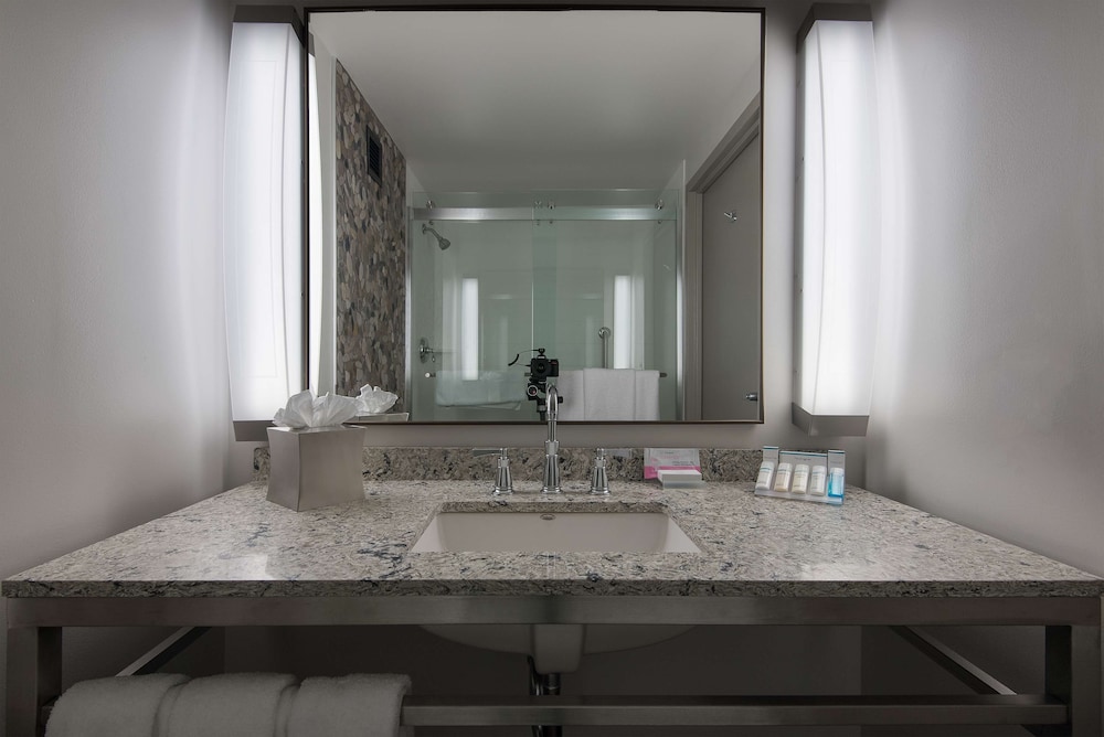 Room, 1 King Bed (Shower) - Photo 4