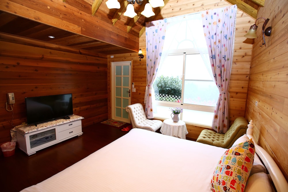 Exclusive Chalet, 1 Queen Bed, Valley View, Courtyard Area photo 2