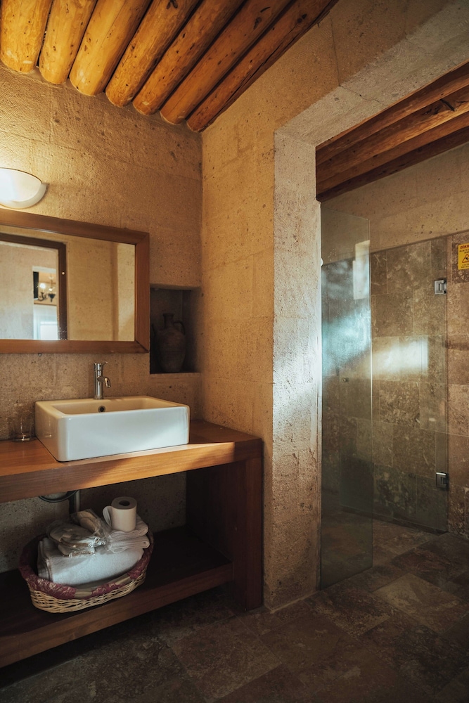 King Cave Suite with Jacuzzi photo 3