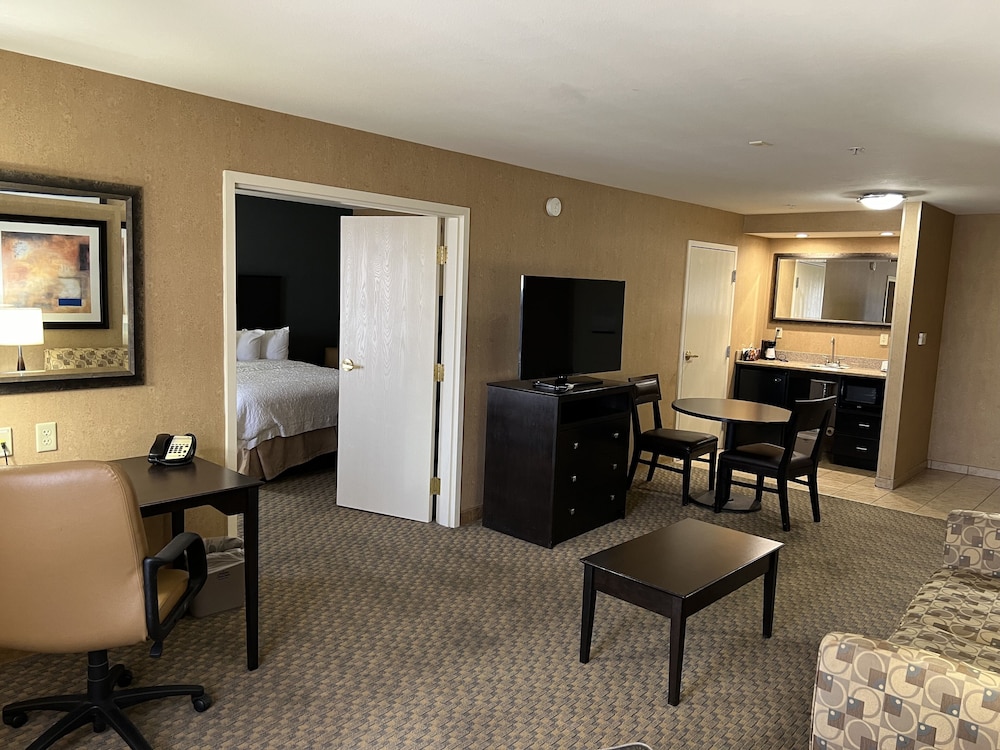 Suite, 2 Queen Beds, Non Smoking - Photo 4
