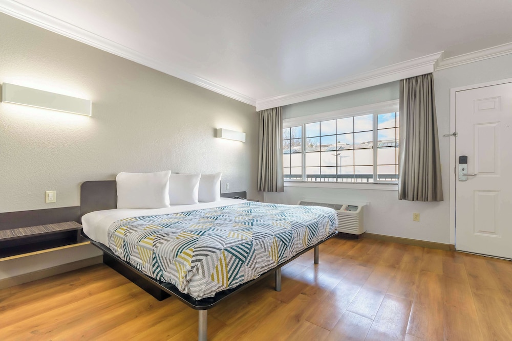 Standard Room, 1 King Bed, Non Smoking, Refrigerator & Microwave photo 3