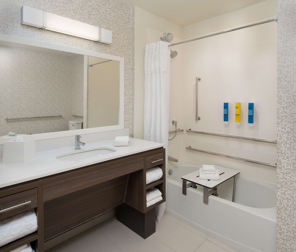 Studio, 1 King Bed, Accessible, Bathtub - Photo 3