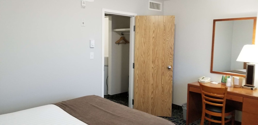Suite, 2 Queen Beds, Non Smoking, Refrigerator & Microwave (Refrigerator & Microwave) - Photo 5