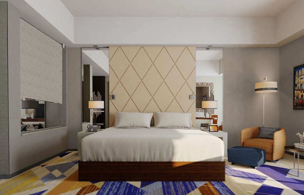 Deluxe Suite, 1 King Bed - Photo 1