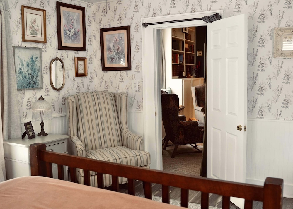 Larkspur Suite photo 3