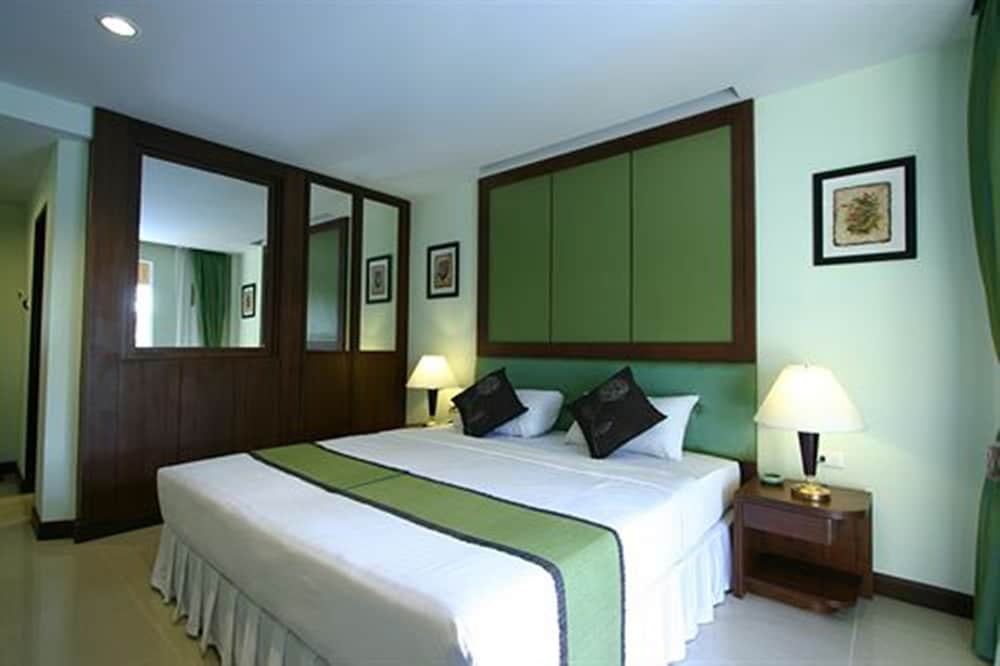 Deluxe Room, Pool View photo 2