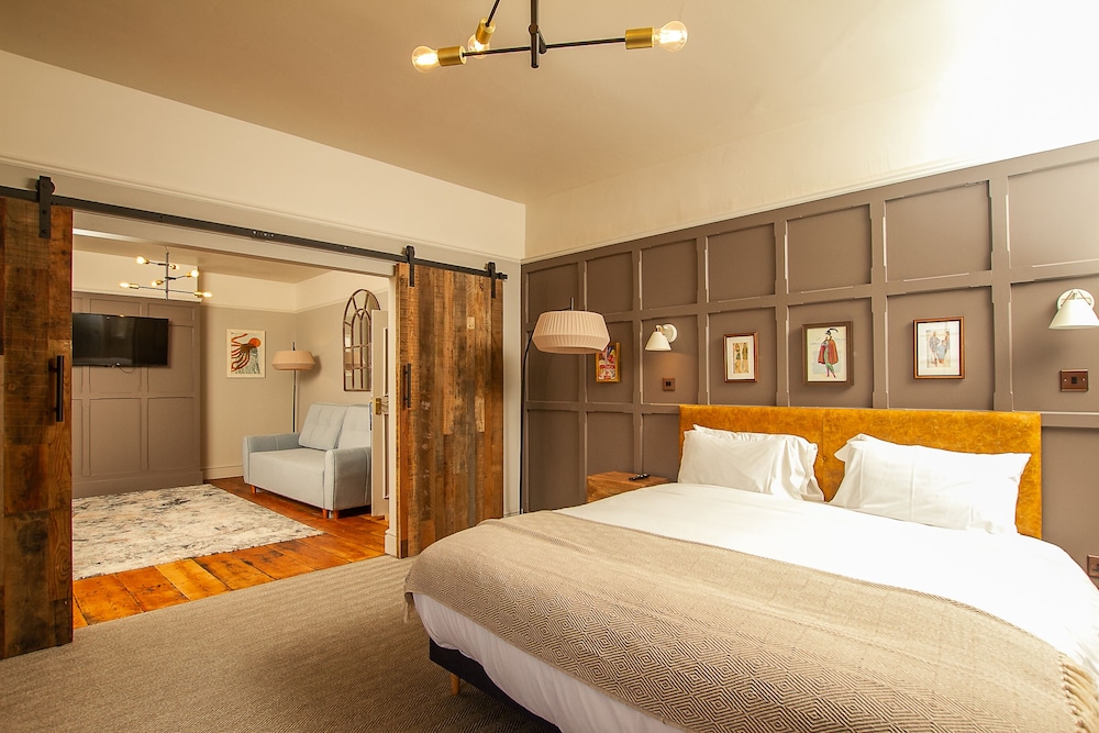 Premier Suite Sea glimpse (ensuite glimpse) (contains an occasional pulldown bed not suitable for ad photo 2