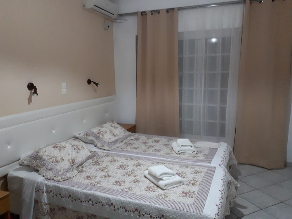 Basic Studio, 2 Twin Beds, Garden View
