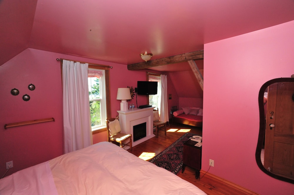 Family Room (One King Bed and One Single Bed) photo 2