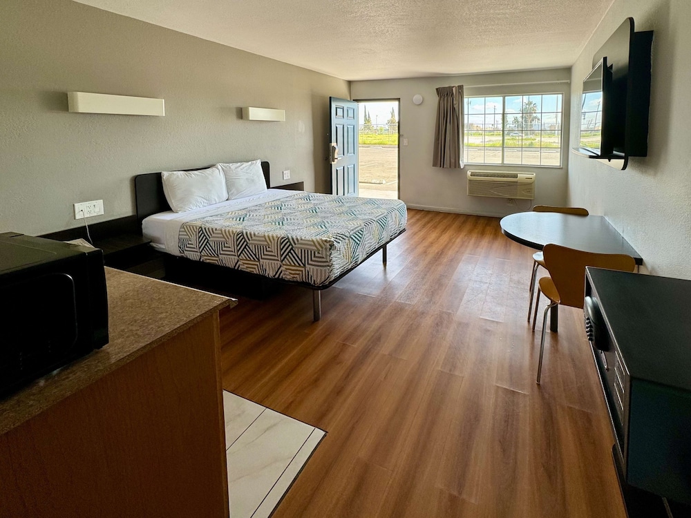 Deluxe Room, 1 Queen Bed, Non Smoking, Kitchenette photo 1