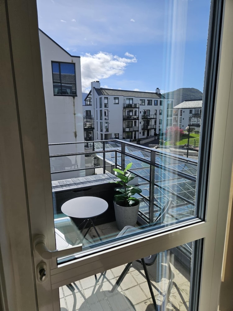 Free Parking Space, Balcony, Prime Location, Billede 2