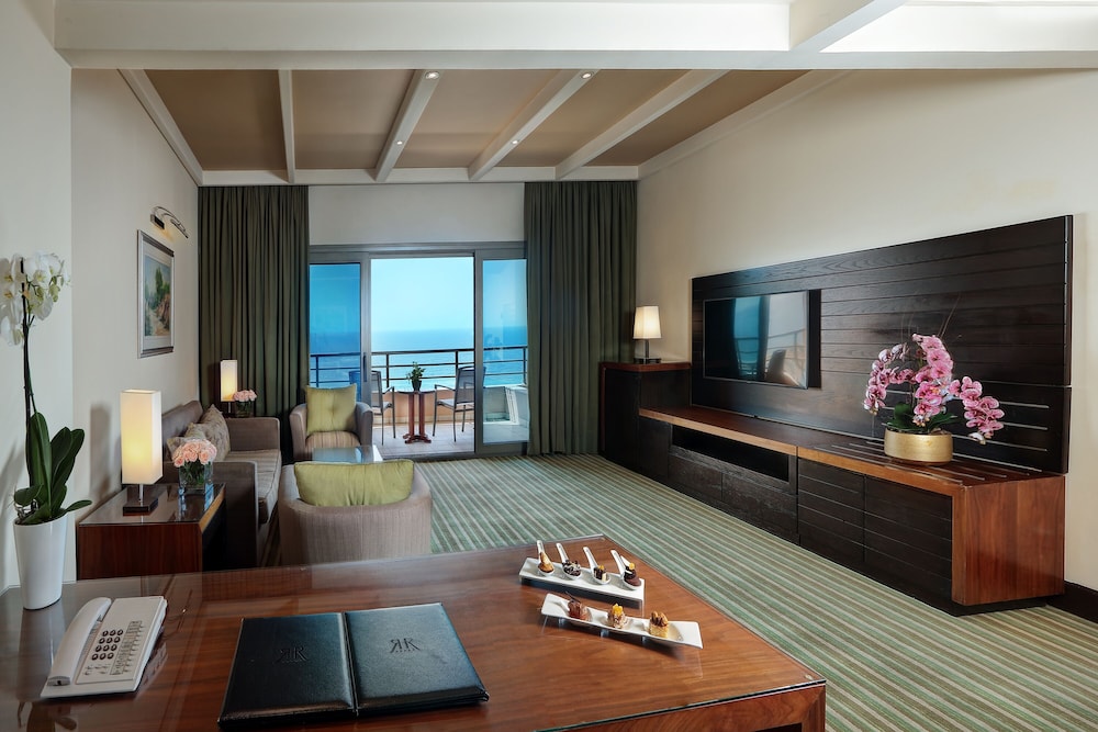 Junior Suite, 1 Queen Bed - Photo 7