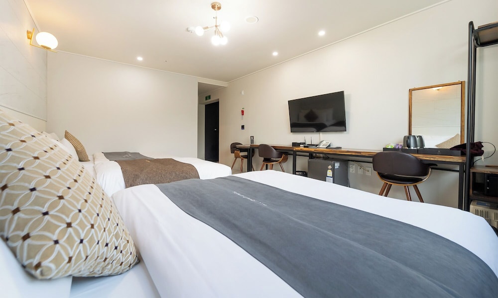 [First Served Deal] Deluxe Family Room - Photo 1