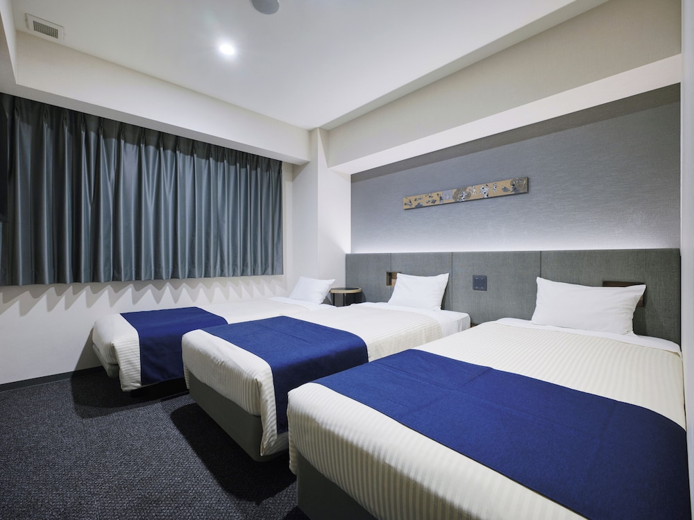 Standard Twin Room, Non Smoking (with Sofa Bed) thumbnail 5