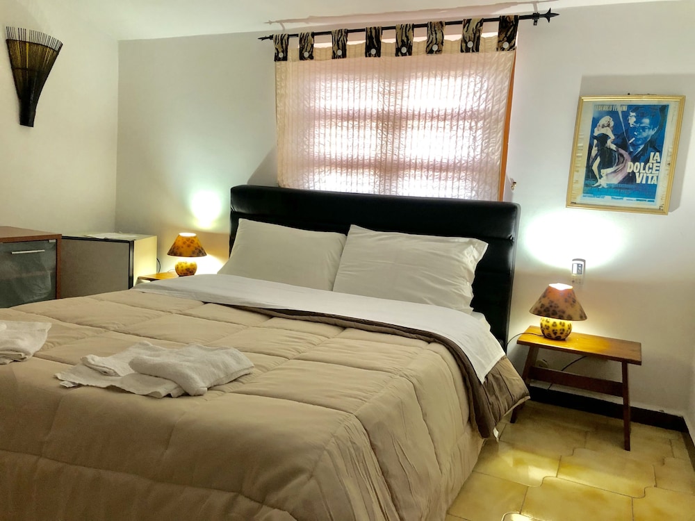 Townhome, 1 Queen Bed, Shared Bathroom