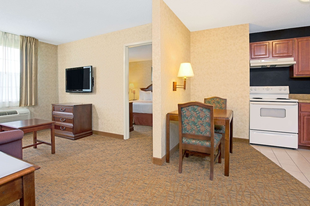 Suite, 2 Bedrooms, Non Smoking (2 King Beds) - Photo 1