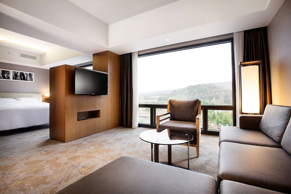 Junior Suite, 1 King Bed (Maple) - Photo 1